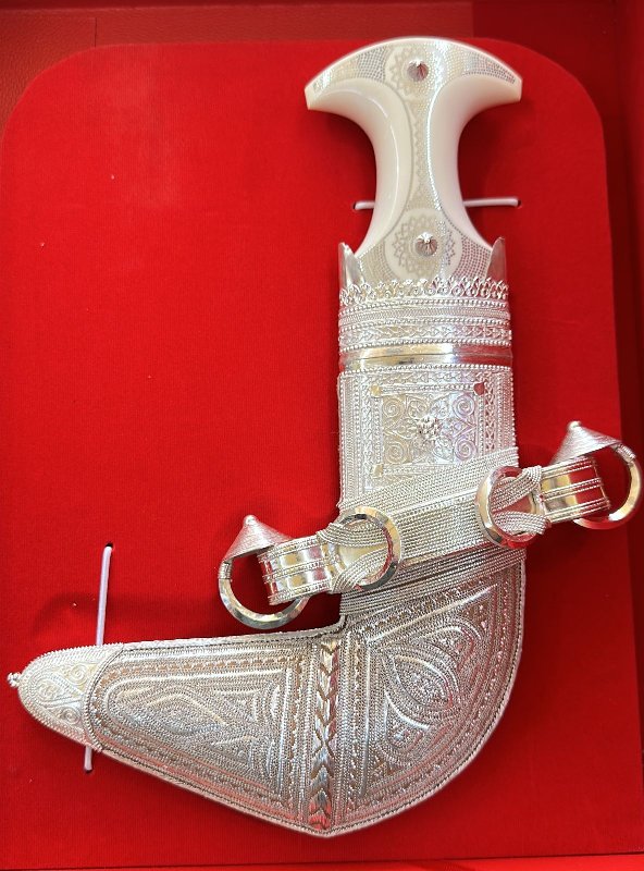 خناجر ثقيله تتوفر بالتفصيل