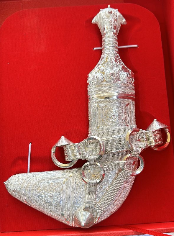 خناجر ثقيله تتوفر بالتفصيل