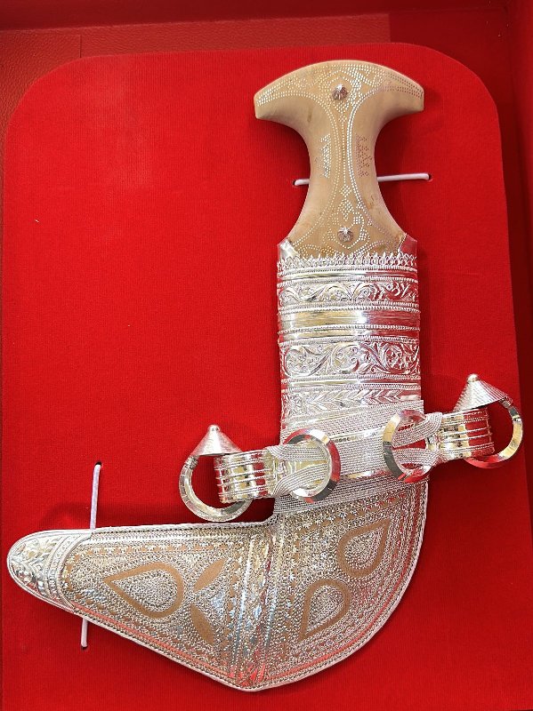 خناجر ثقيله تتوفر بالتفصيل